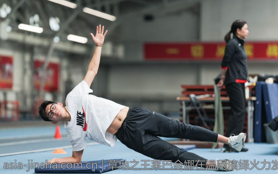 草地之王莱巴金娜在温网演绎火力发球秀